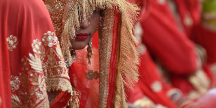 زوجان لامرأة واحدة… تقليد هندي ظنوه مندثرا