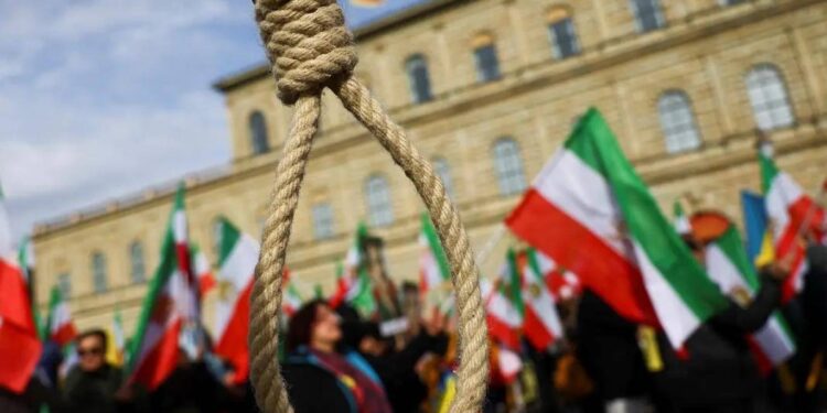 إيران تعدم عضوين بجماعة مجاهدي خلق