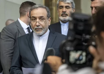 إيران تفــــاوض على النووي وتتشــبث بالصواريخ