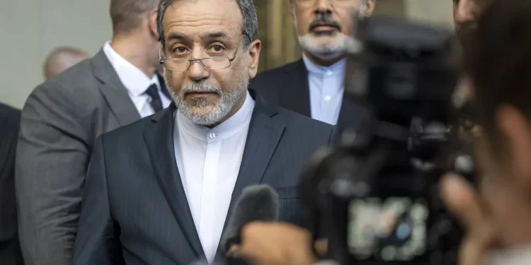 إيران تفــــاوض على النووي وتتشــبث بالصواريخ