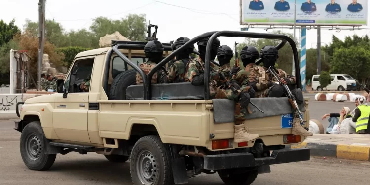 تجار تابعون للحوثيين يستخدمون تطبيقي “إكس وواتساب” لبيع الأسلحة