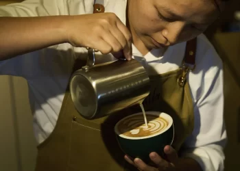 مملكة الشاي تفتح ذراعيها للقهوة