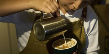 مملكة الشاي تفتح ذراعيها للقهوة