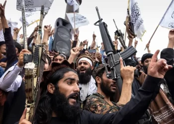 مقاتلون من “طالبان” نقلوا إلى المملكة المتحدة في رحلات جوية سرية