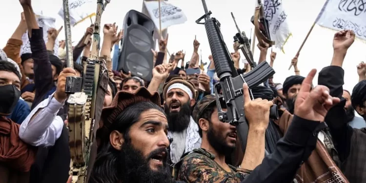 مقاتلون من “طالبان” نقلوا إلى المملكة المتحدة في رحلات جوية سرية