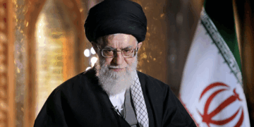 خامنئي.. قادرون على ضرب المواقع الأمريكية الحيوية في المنطقة