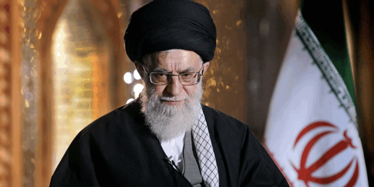 خامنئي.. قادرون على ضرب المواقع الأمريكية الحيوية في المنطقة