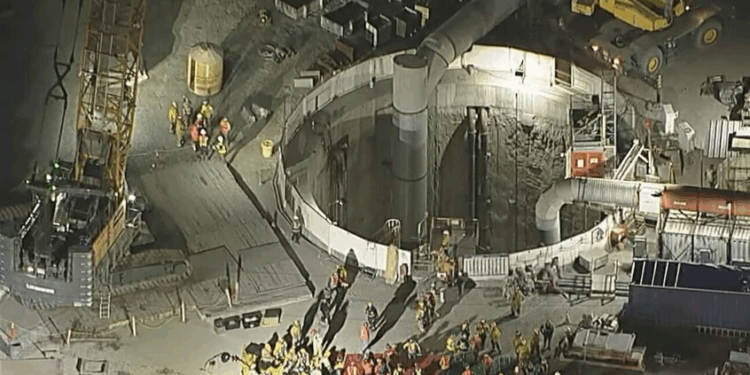 أمريكا.. انهيار نفق في مدينة لوس أنجلوس وفرق الإنقاذ تحاول إنقاذ المحاصرين تحت الأنقاض