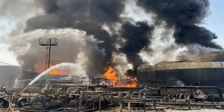 إيران.. ضحايا بحريق ضخم في أكبر مصفاة نفطي