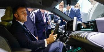 الرئيس الفرنسي يحصل على “سيارة رئاسية جديدة” من رينو