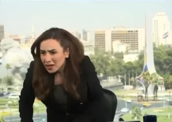بالفيديو,,, مذيعة سورية تنهـــــار على الهواء بعد قصف إسرائيلي