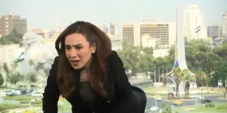 بالفيديو,,, مذيعة سورية تنهـــــار على الهواء بعد قصف إسرائيلي