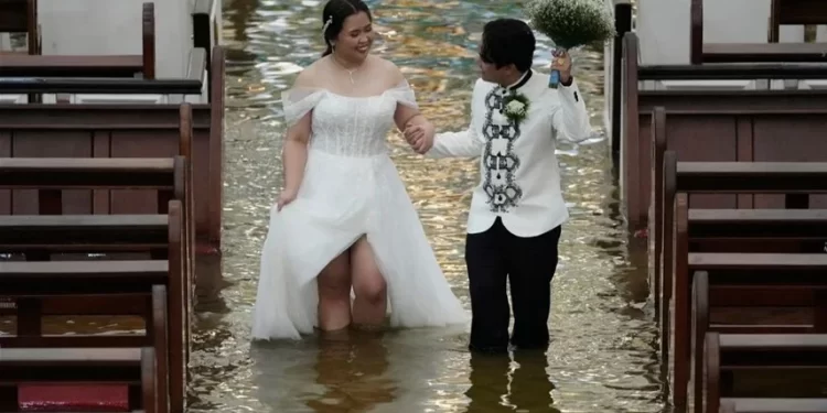 الفلبين.. زوجان يتحديان الفيضانات من أجل زواج “طــــال انتظاره”
