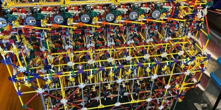 يوتيوبر يحول لعبة بلاستيكية إلى كمبيوتر يجمع ويطرح