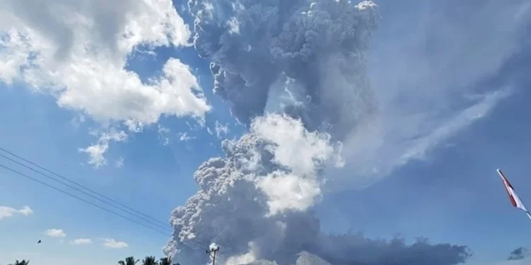 إندونيسيا.. بركان يقذف الرماد لـ 18 كيلومتراً
