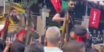 لبنان.. استعراضات مسلحة قرب مقر الحكومة وشعارات ترفض تسليم السلاح