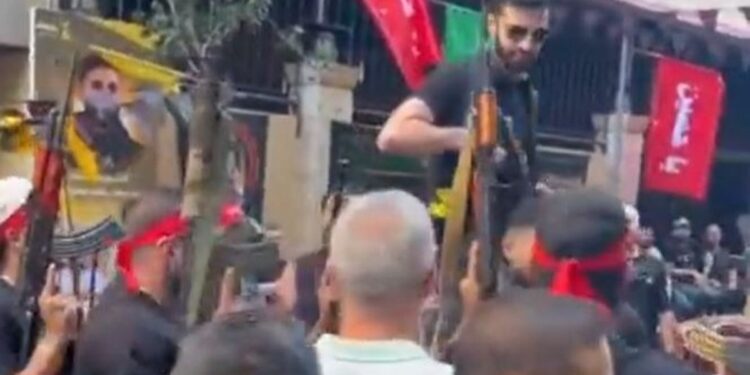 لبنان.. استعراضات مسلحة قرب مقر الحكومة وشعارات ترفض تسليم السلاح