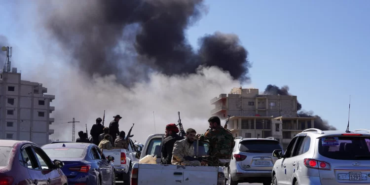 إسرائيل تصعد ضرباتها على سوريا بهجوم على دمشق مع استمرار اشتباكات السويداء