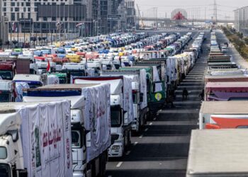دخول 161 شاحنة مساعدات إلى غزة واستمرار التنسيق لاستئناف المفاوضات