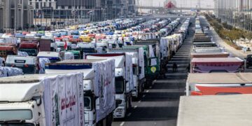 دخول 161 شاحنة مساعدات إلى غزة واستمرار التنسيق لاستئناف المفاوضات