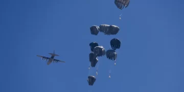 إسرائيل تعلن “هدنة محدودة” في غزة وتسقط مساعدات إنسانية جوا في القطاع