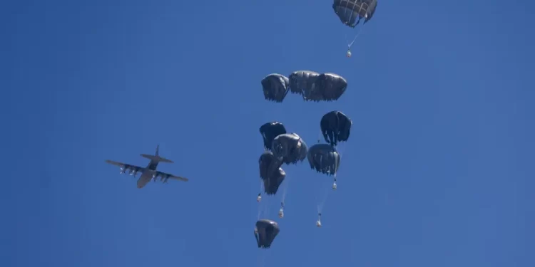 إسرائيل تعلن “هدنة محدودة” في غزة وتسقط مساعدات إنسانية جوا في القطاع