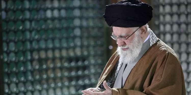 ايران.. 400 رجل دين إيراني يؤيدون فتوى قتل من يهدد خامنئي