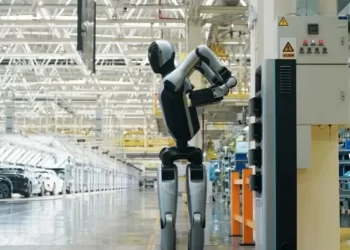 الصين تكشف عن أول روبوت بشري في العالم يغير بطارياته بنفسه