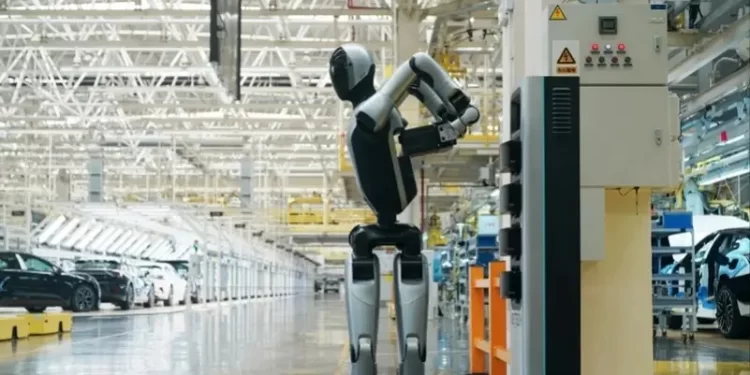 الصين تكشف عن أول روبوت بشري في العالم يغير بطارياته بنفسه