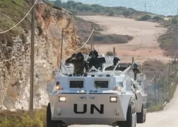 لبنان.. عناصر من اليونيفيل تلقي قنابل مسيلة للدموع على مواطنين والقوات الأممية تكشف السبب