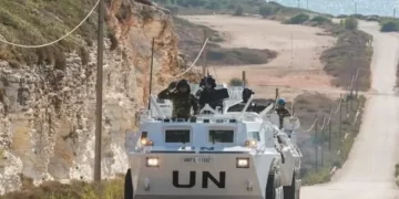 لبنان.. عناصر من اليونيفيل تلقي قنابل مسيلة للدموع على مواطنين والقوات الأممية تكشف السبب