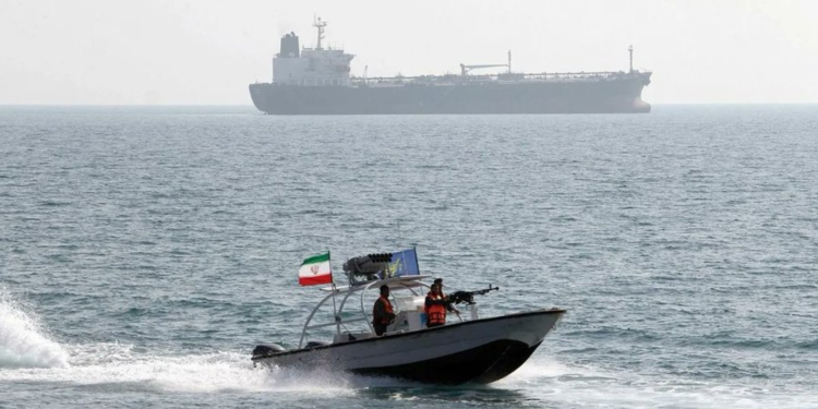 إيران تحتجز ناقلة نفط أجنبية بسبب تهريب مليوني لتر من الوقود