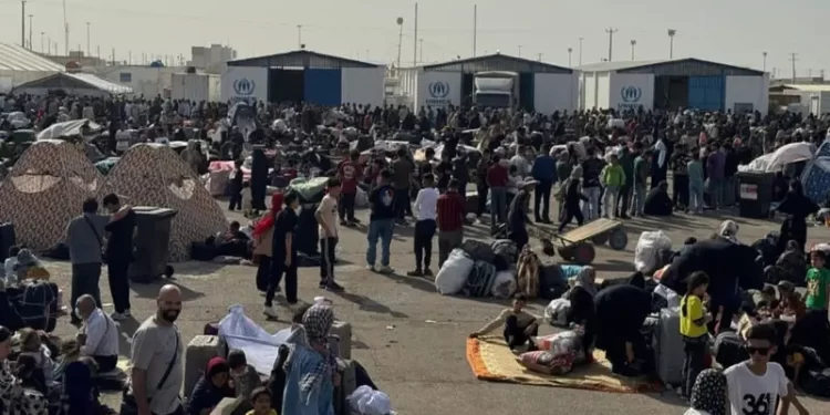 إيران ترحل 300 ألف أفغاني خلال 12 يومًا