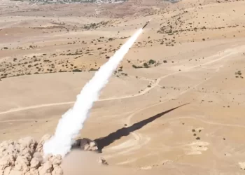 الحوثيون يعلنون إطلاق 11 صاروخاً ومسيَّرة على إسرائيل