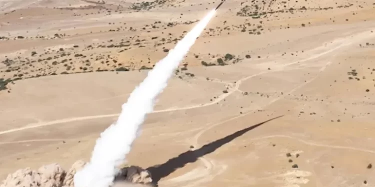 الحوثيون يعلنون إطلاق 11 صاروخاً ومسيَّرة على إسرائيل