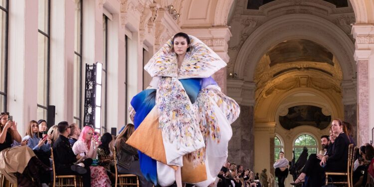 باريس.. قلادة “القلب النابض” تثير دهشة جمهور أسبوع الأزياء الراقية