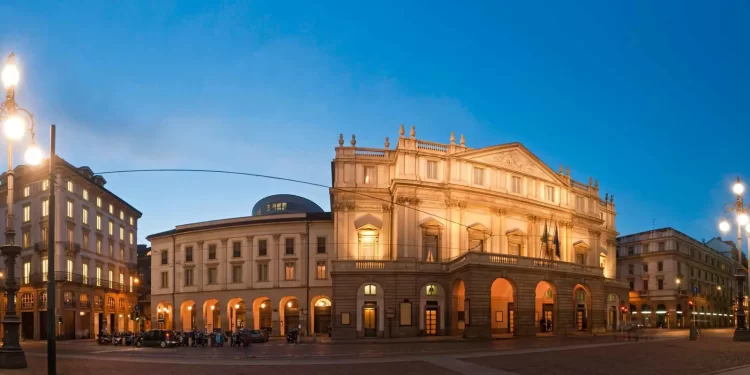 إيطاليا.. مسرح أوبرا شهير يمنع دخول الزوار بالشورت والتيشرت