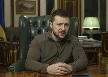 زيلينسكي يدعو إلى “فرض عقوبات” على روسيا بســــرعة أكبر
