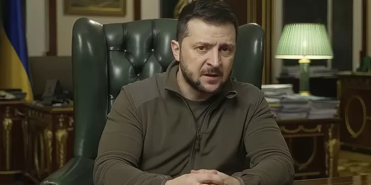 زيلينسكي يدعو إلى “فرض عقوبات” على روسيا بســــرعة أكبر