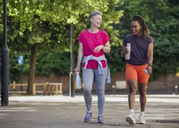 دراسة حديثة تكشف عن معدل جديد للمشي اليومي,,. يقلل خطر إصابتك بالأمراض