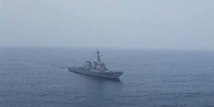 مناوشـــــات بين مدمرة أمريكية ومروحية إيرانية