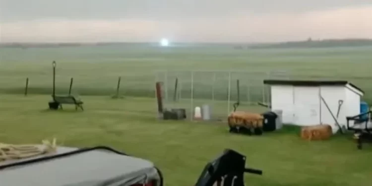 كندا.. لغز الكرة المتوهجة فوق أسطح المنازل يُثيــــر حيرة السكان