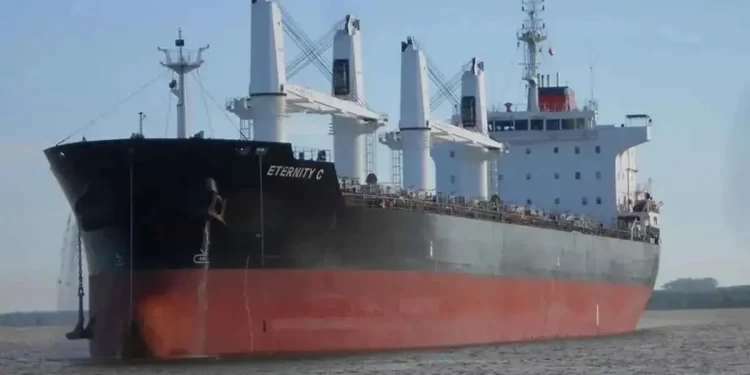 إنقاذ 5 من طاقم السفينة اليونانية بعد هجوم حوثي