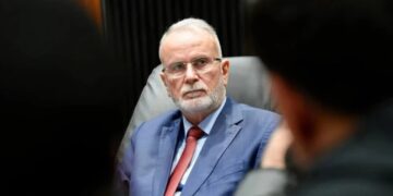 بالوثيقة.. إحالة محافظ بغداد إلى التقاعد