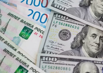 الروبل الروسي يهبط أمام الدولار “لأول مرة” في 6 أسابيع
