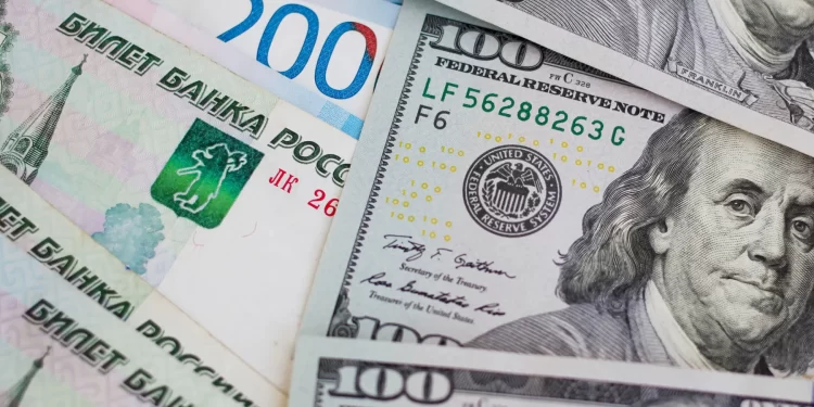 الروبل الروسي يهبط أمام الدولار “لأول مرة” في 6 أسابيع