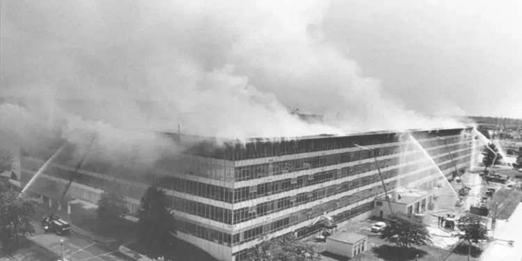 دمرت النيران أرشيفا عسكريا أميركيا هاما,,, بهذا العام