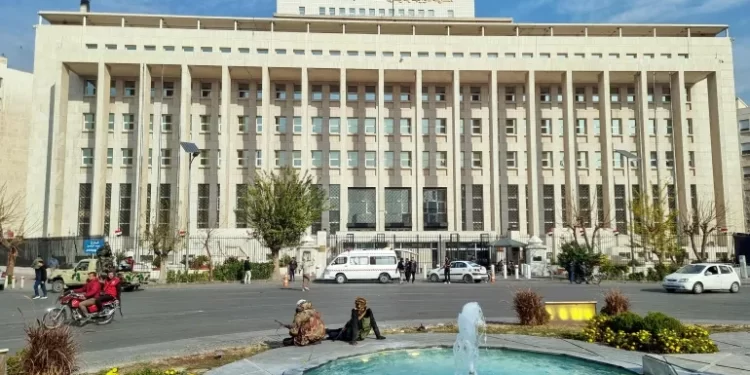 مصرف سوريا المركزي “يتجاهل” الدينار العراقي في نشرته الرسمية لسعر صرف الليرة