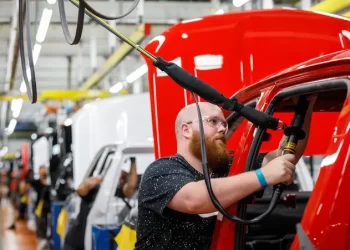 امريكا.. تباطؤ الصناعات التحويلية بفعل الرسوم الجمركية