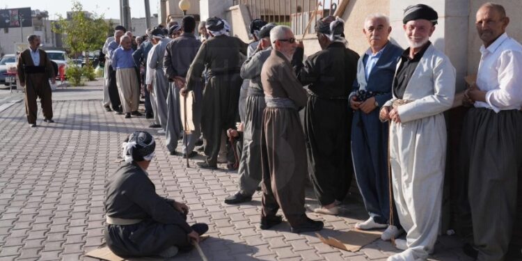 كردستان تباشر صرف رواتب أيار للموظفين والمتقاعدين